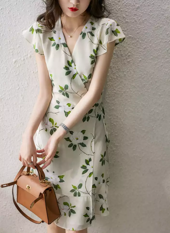 Đầm suông cổ V họa tiết hoa trà