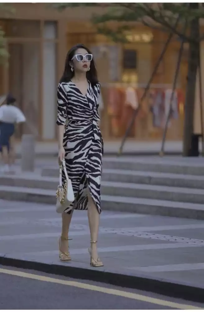 Đầm công sở họa tiết cổ V