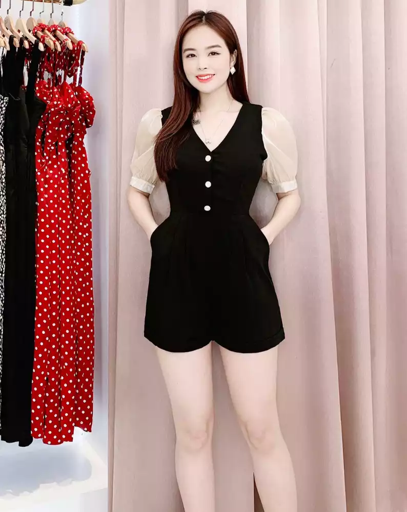 Jumpsuit short tay bồng phối nút