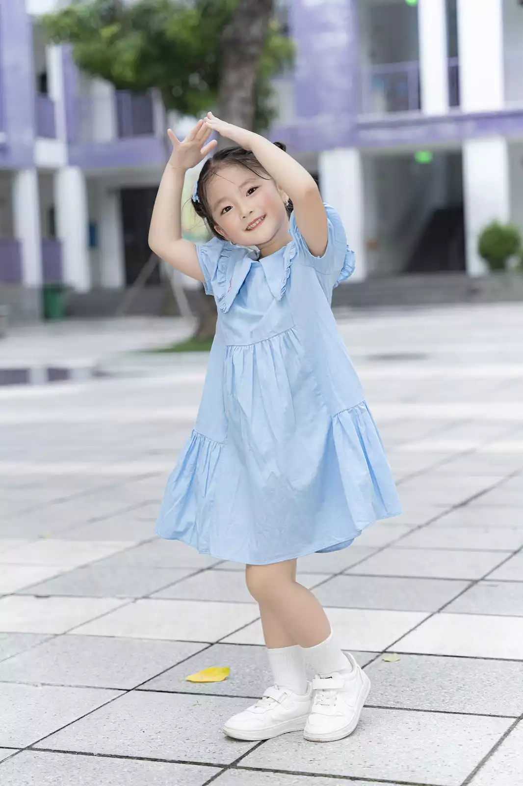Váy cổ thêu cho bé đi học