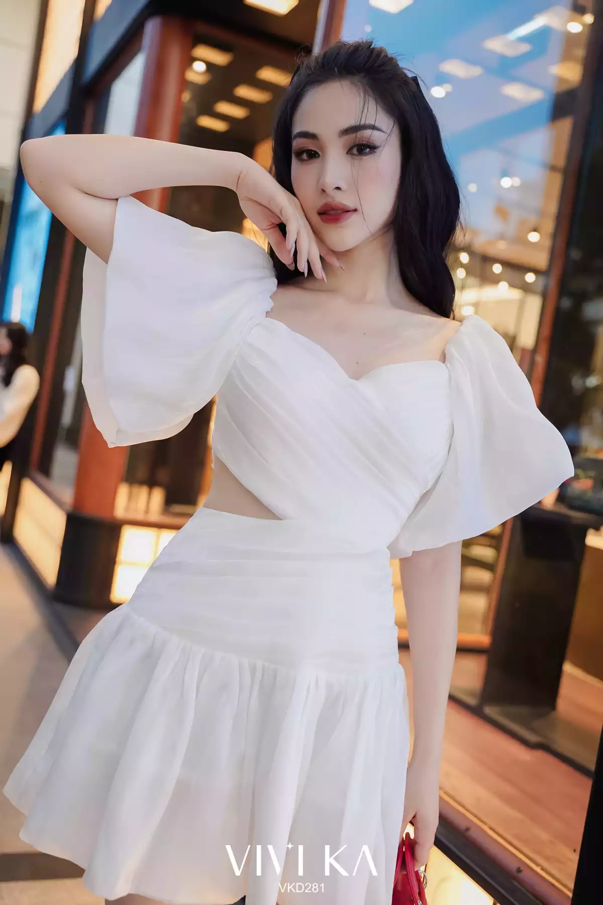 Đầm trắng cut eo xếp li ngực