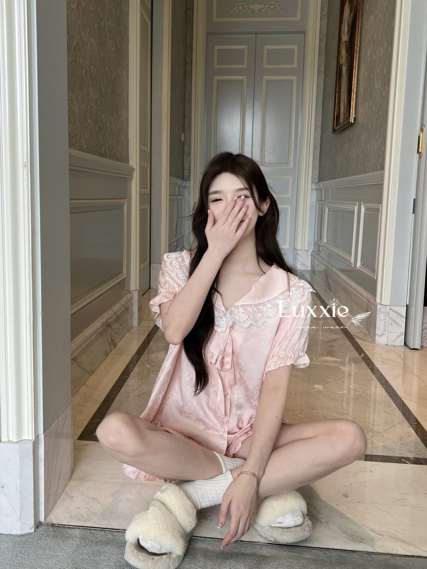 N108C Pijama lụa gấm hoa cổ ren trắng buộc nơ cộc đùi_0
