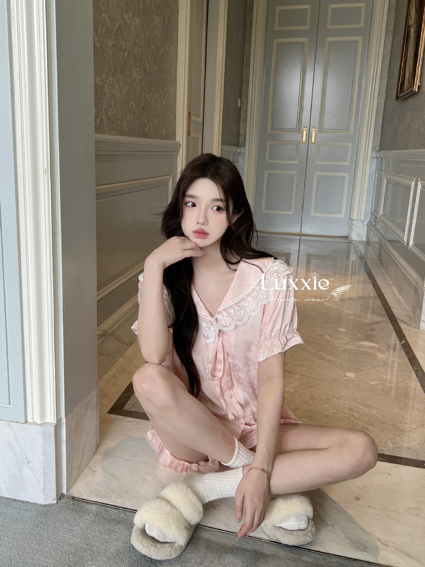N108C Pijama lụa gấm hoa cổ ren trắng buộc nơ cộc đùi_2