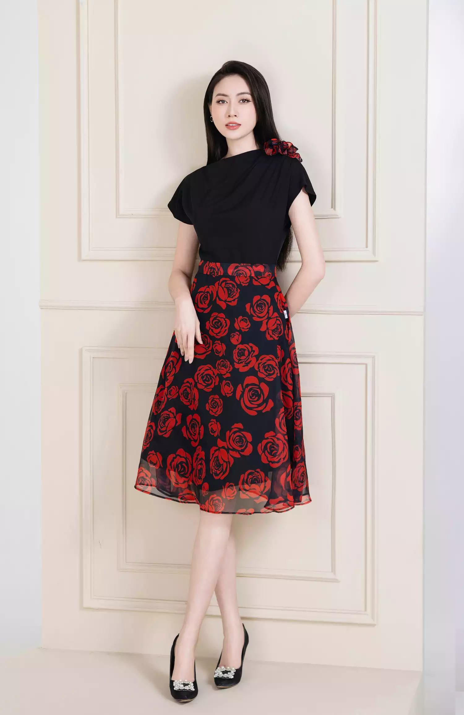 Áo dài cách tân nữ nhung đỏ thiết kế nơ đen chéo cổ kết hợp với chân váy