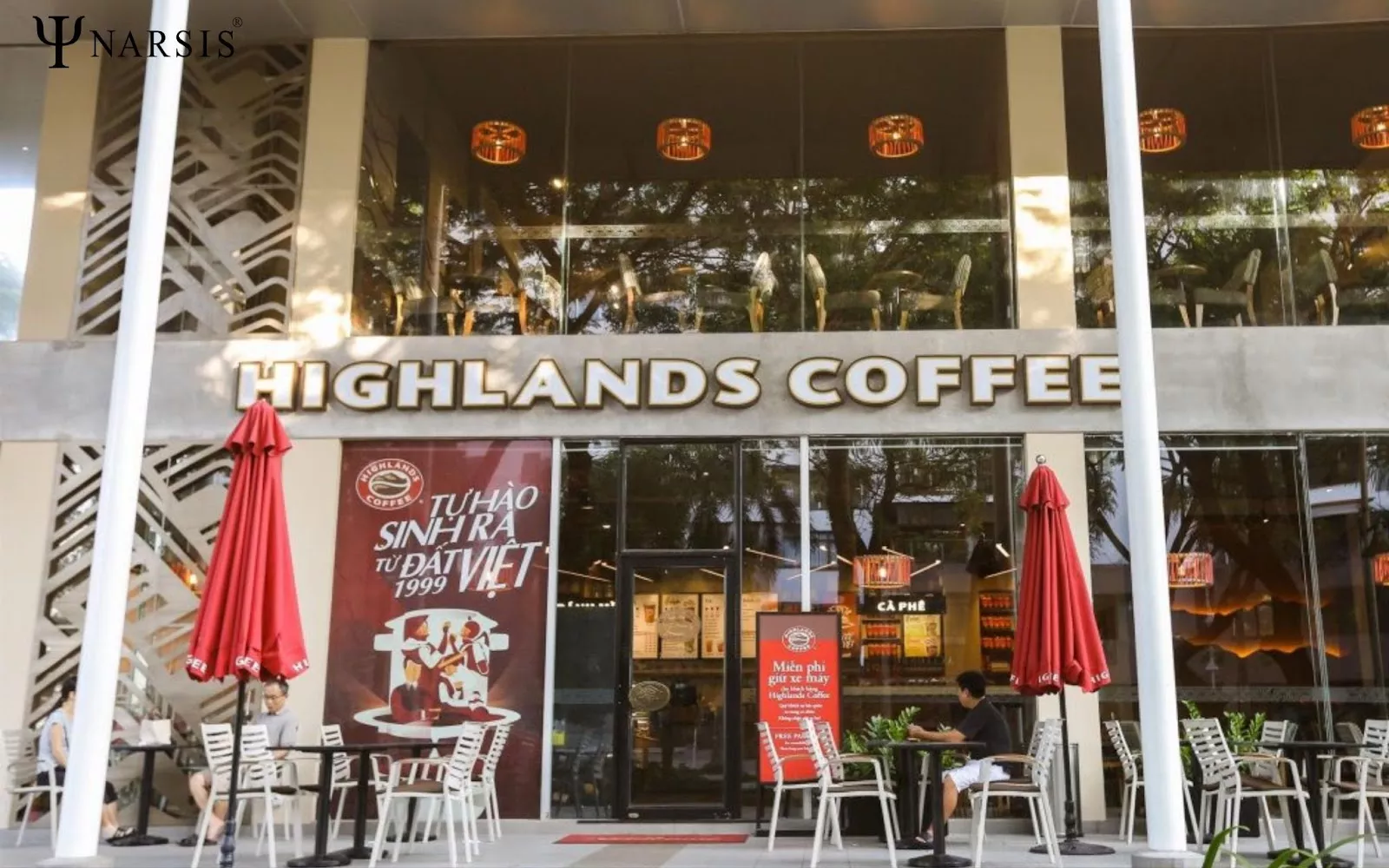 Highlands Coffee tại tòa nhà Hàm Cá Mập, Hồ Gươm