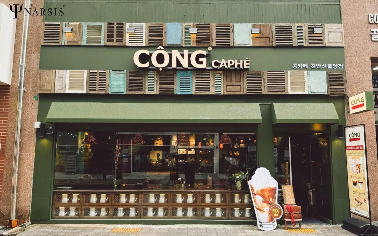 Cộng Cà Phê chi nhánh Cầu Gỗ nhìn ra Hồ Gươm