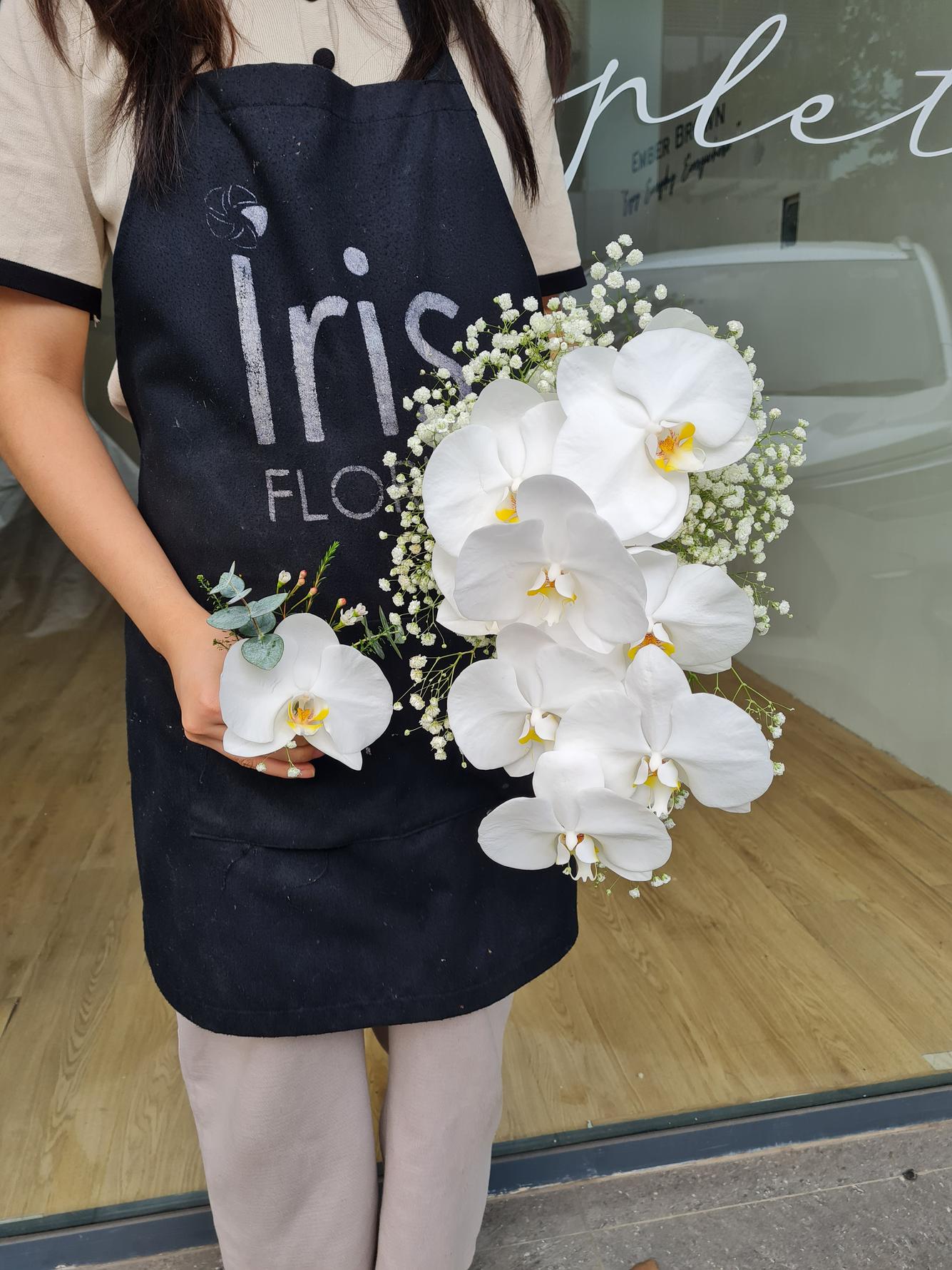 Bó hoa cưới Lan Hồ Điệp mix baby dáng thác đổ | Iris Florist - Tiệm hoa tươi
