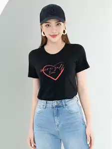Áo phông nữ in hình tim