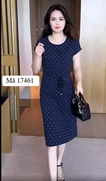 17461-Đầm suông đen cổ  tròn chấm bi eo thắt dây rút (lụa)