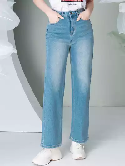  Quần jeans dáng suông màu xanh nhạt 