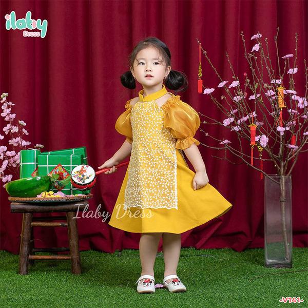 Váy tơ phối ren khoét vai