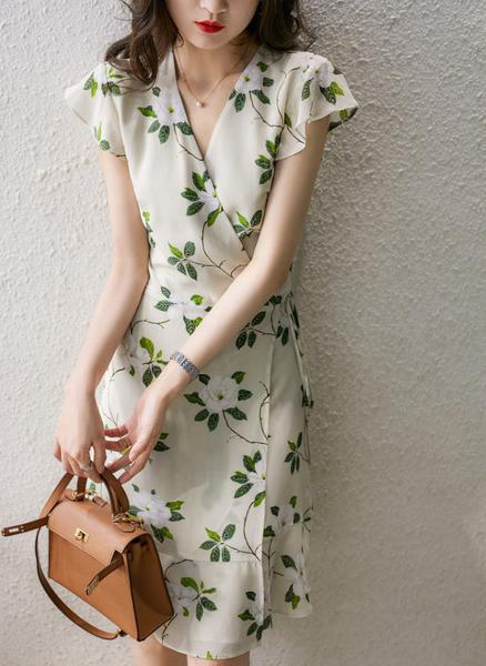 Đầm suông cổ V họa tiết hoa trà