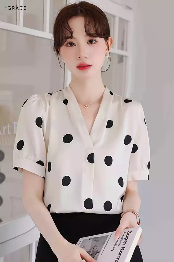 Product image - Sơ mi nữ cộc tay chất lụa họa tiết chấm bi - SM051