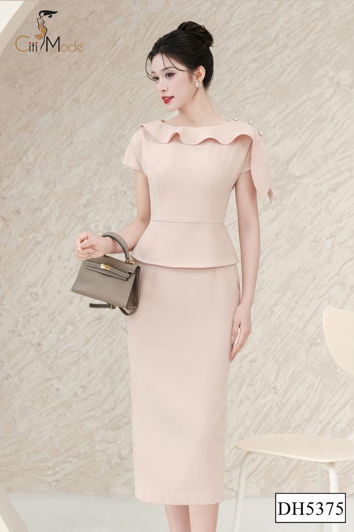 Đầm ôm peplum nâu cổ thuyền vạt