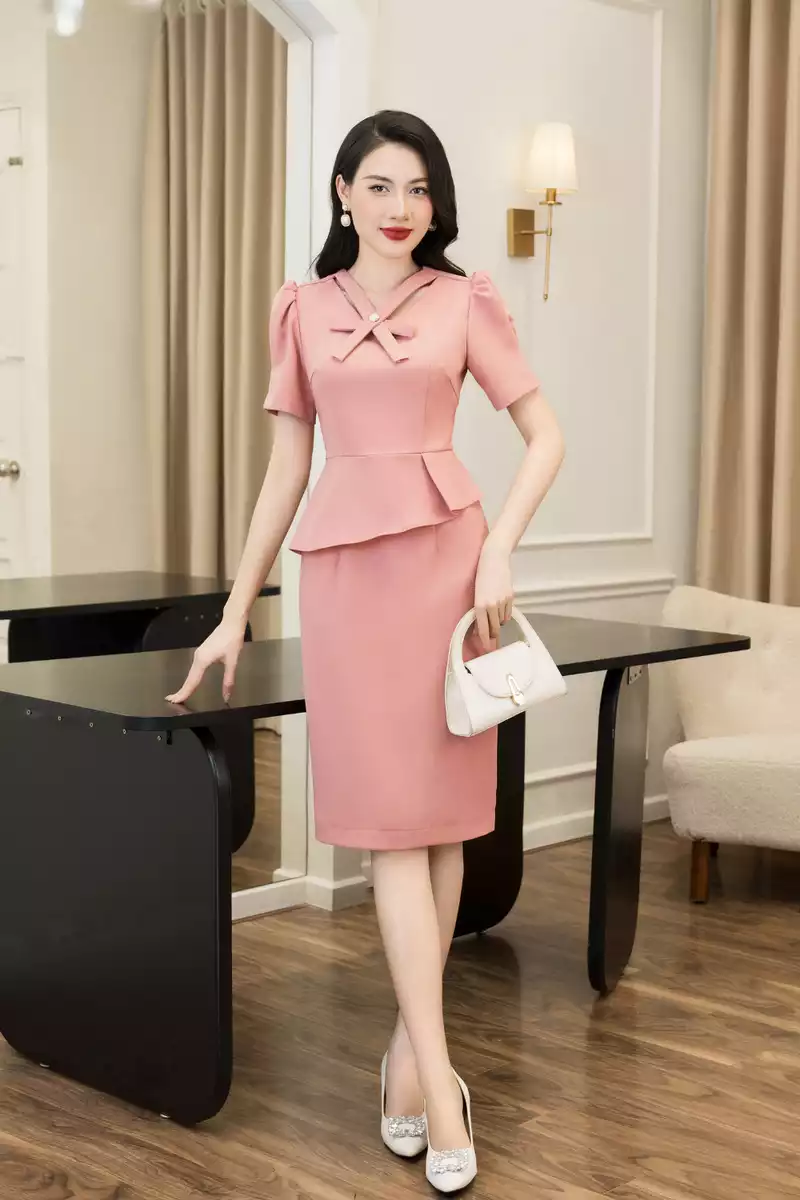 Đầm ôm peplum hồng tay lỡ phối cổ cách điệu