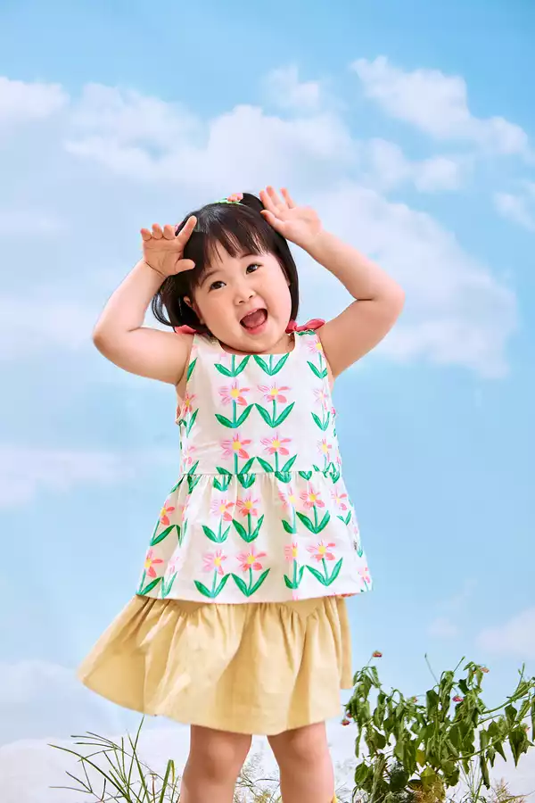 Chân váy phối cơi hai bên cạp