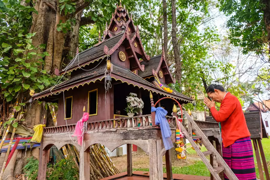 Những ngôi nhà thờ cúng nhỏ đầy màu sắc của Thái Lan là gì?