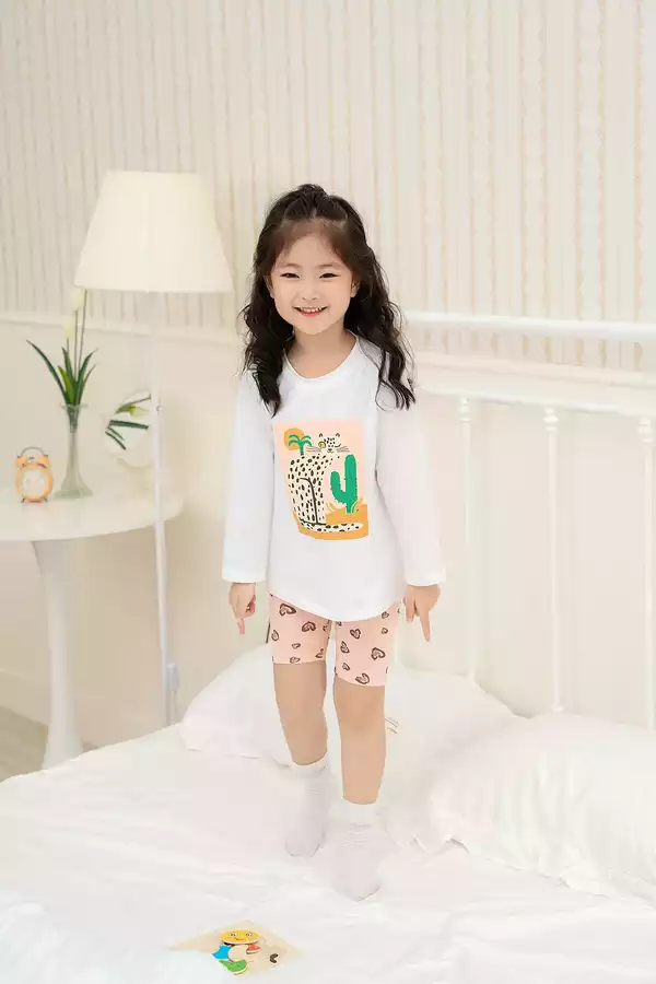 Bộ áo in hình quần legging lửng