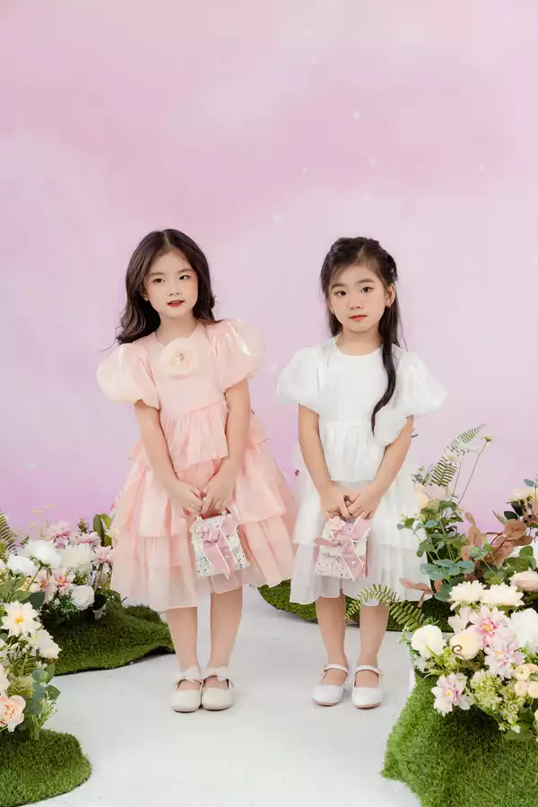 Váy organza 3 tầng cài hoa