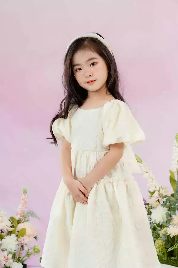 Váy gấm ba tầng có nơ lưng