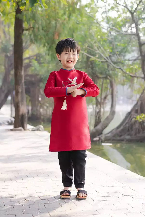 Áo dài bé thêu Sen hạc