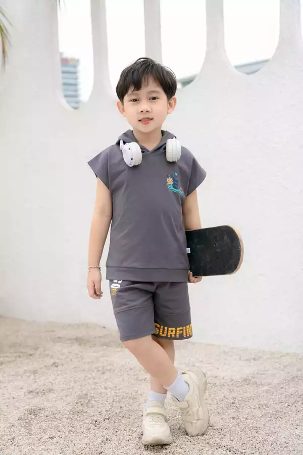 Áo tanktop in hình có mũ