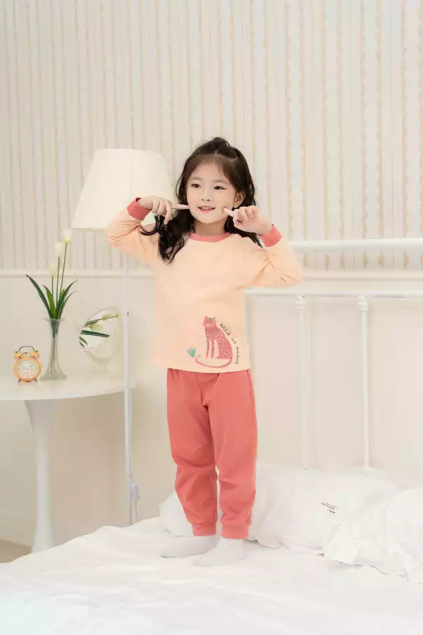 Bộ thun bé gái in hình trên áo