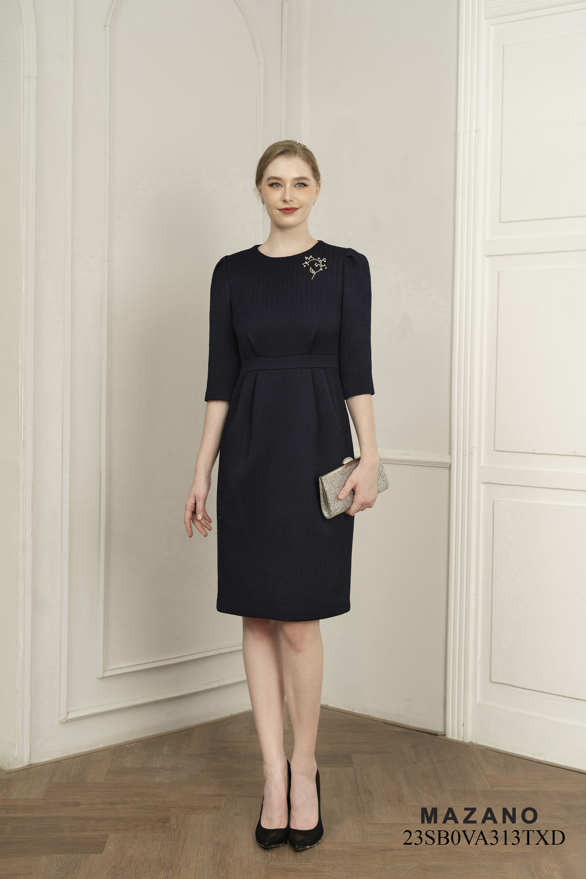 Váy Đầm ôm Chân xếp ly Vải thô xốp Đính trang trí ngực Cổ tròn Tay lỡ Dài qua gối