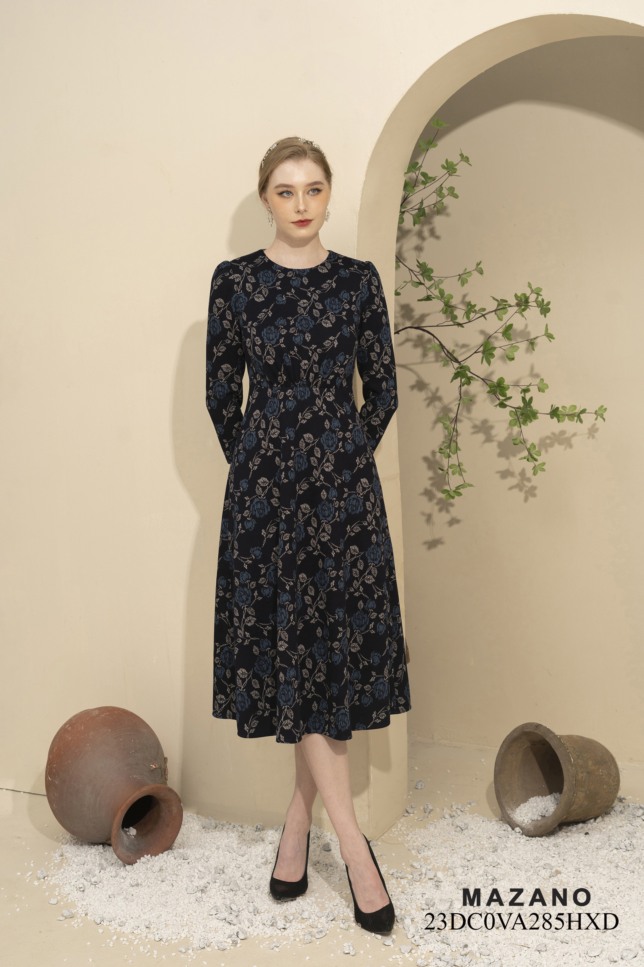 Đầm len nhún eo chân rủ họa tiết hoa hồng