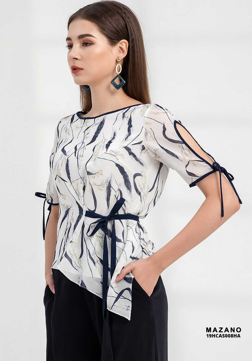 Áo top nền trắng họa tiết mullet