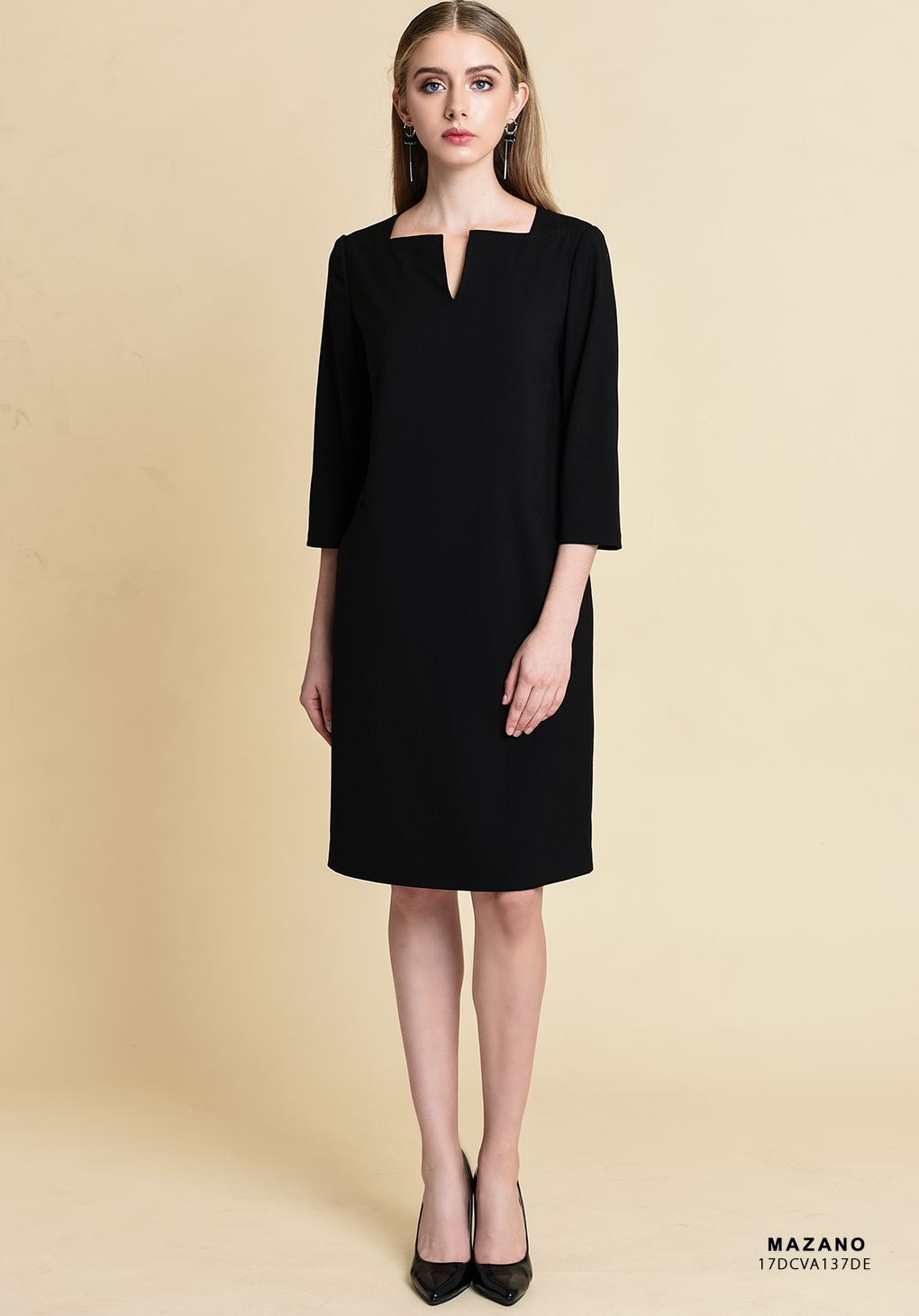 Váy đen phối túi cổ V