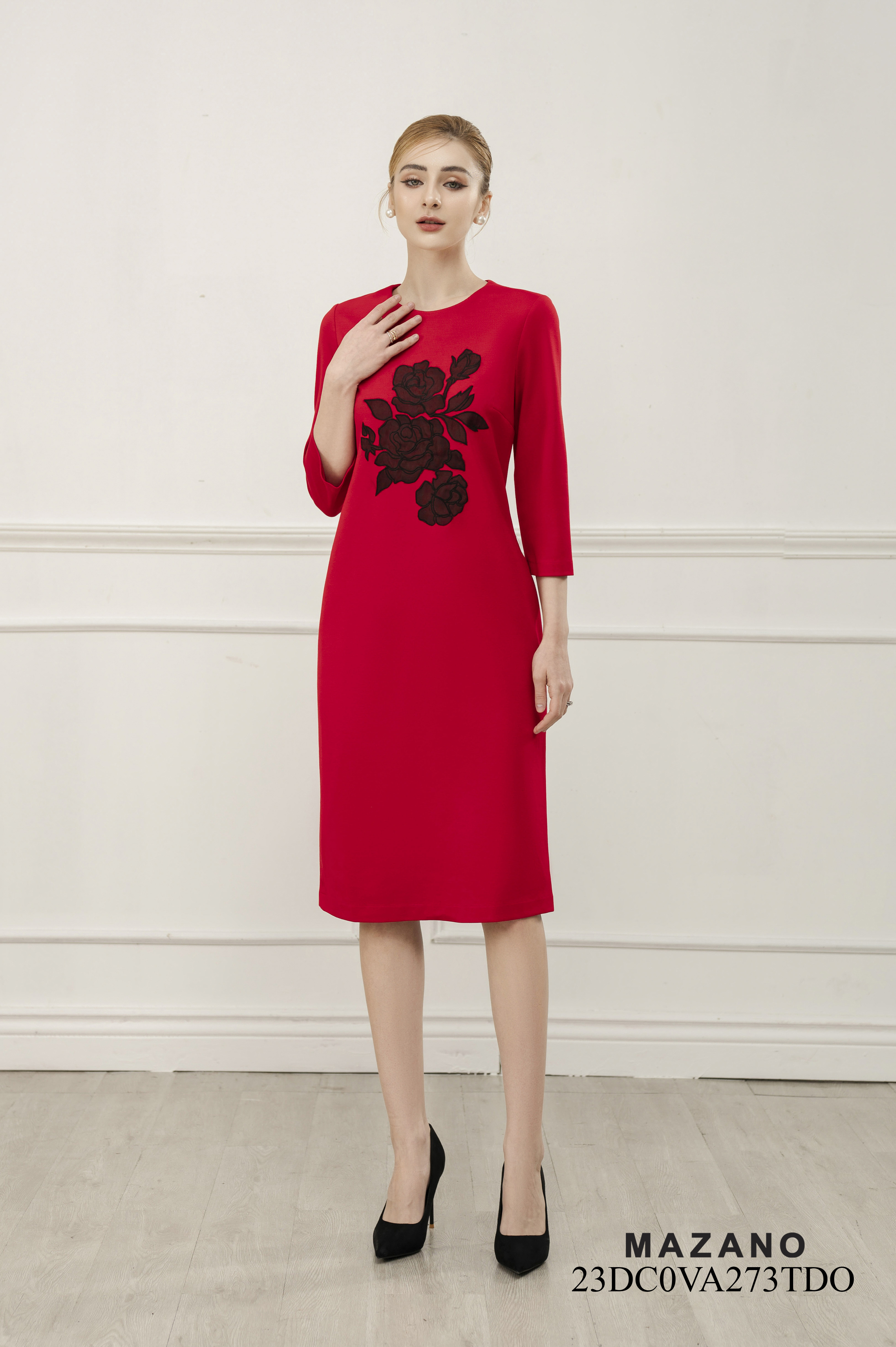 Đầm thêu họa tiết hoa hồng