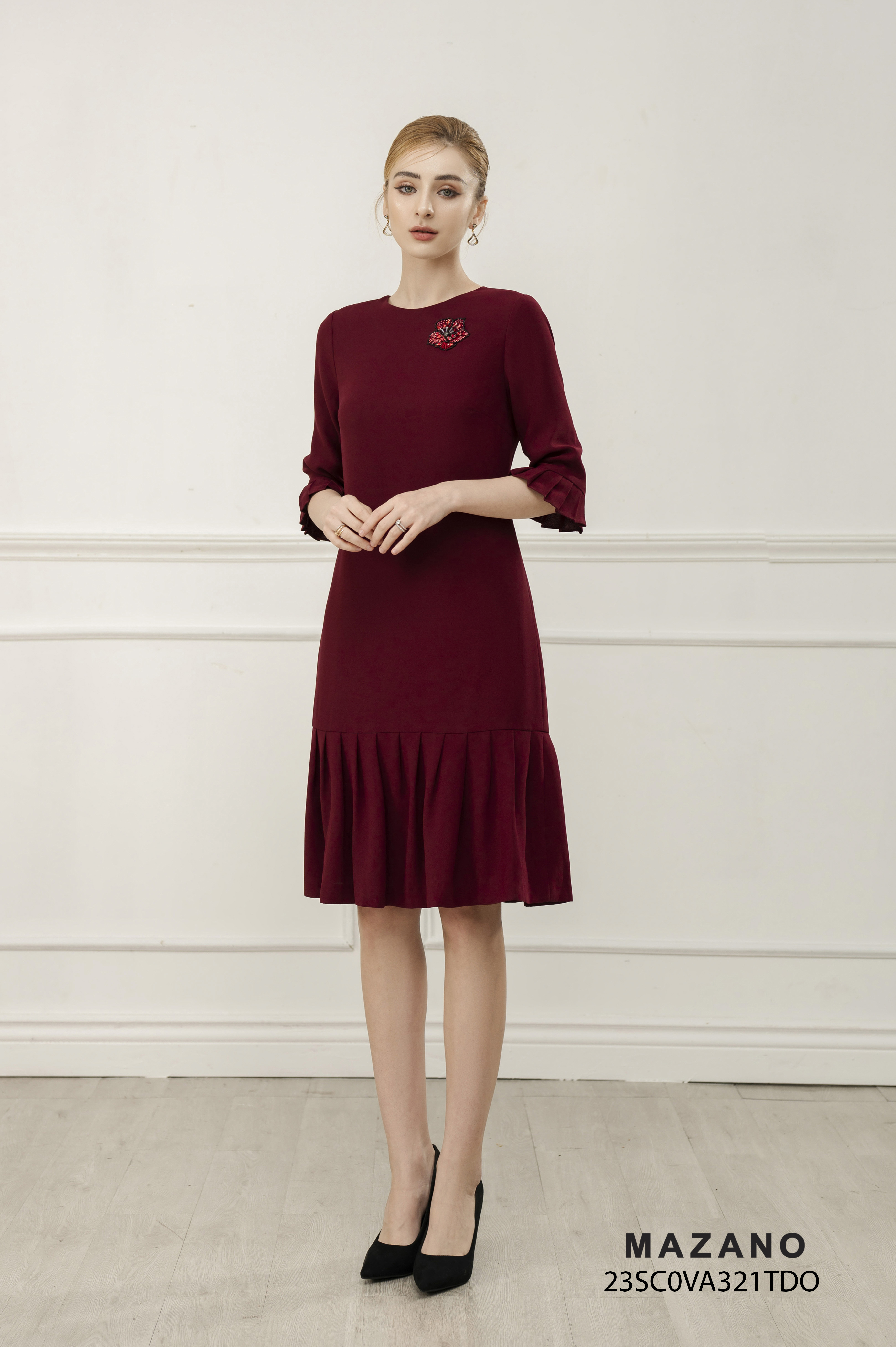 Đầm suông đỏ chân xếp cách điệu đính trang trí