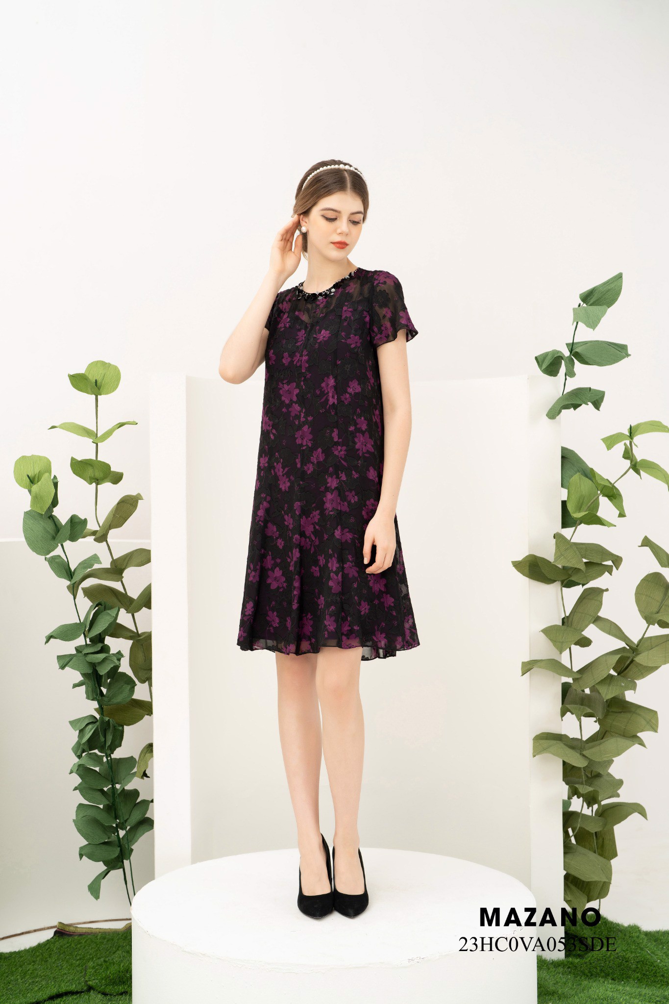 Đầm suông A đen cổ đính đá