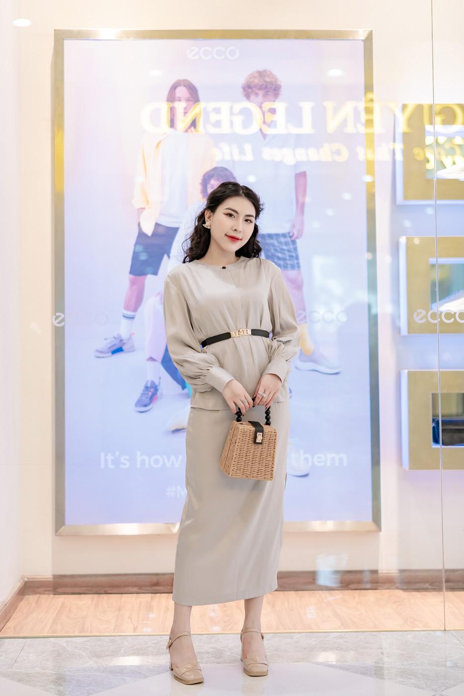 SET SƠ MI CỔ TÀU - CHÂN VÁY ÔM NICOLE