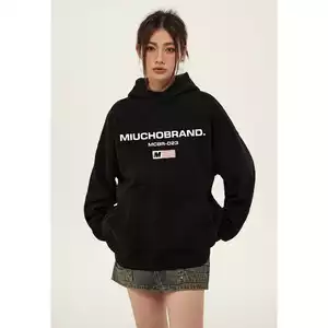 Áo hoodie với chân váy tennis