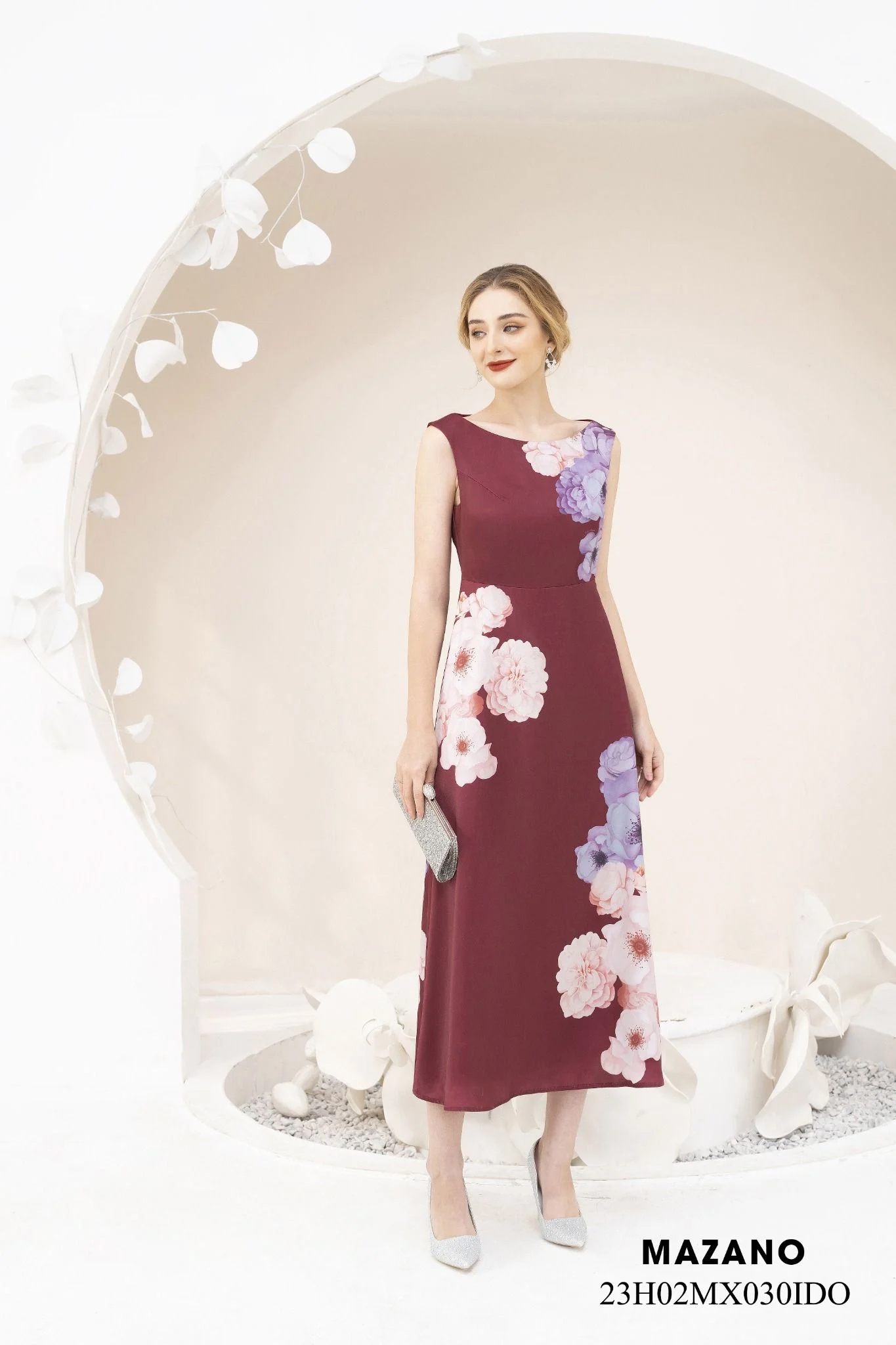 Đầm Maxi vải lụa màu Hoạ tiết hoa cách điệu Cổ thuyền Không tay Dài đến mắt cá chân 23H02MX030IDO