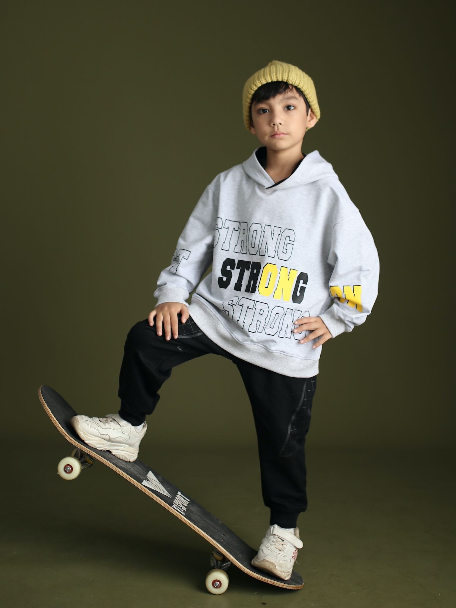 Áo nỉ mũ ghi chữ STRONG