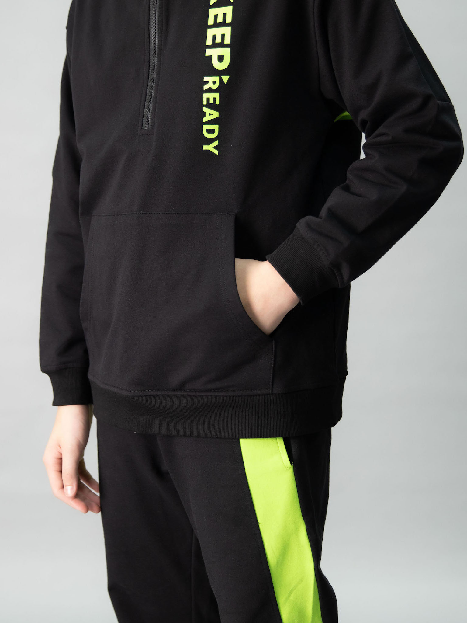 Áo nỉ hoodie đen phối neon khóa ngực chữ Keep ready_thumbnail_3