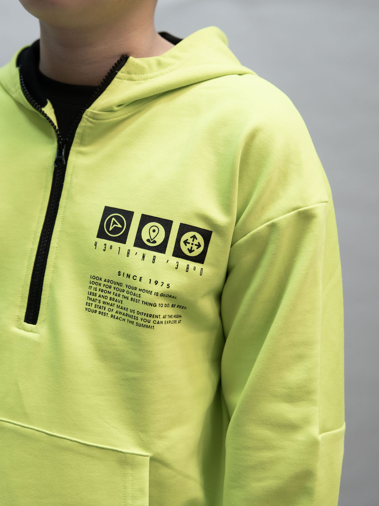 Áo nỉ hoodie neon phối đen khóa ngực_thumbnail_3