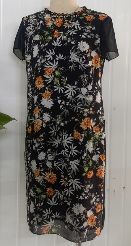 Đầm đen phối họa tiết đá cổ cách điệu