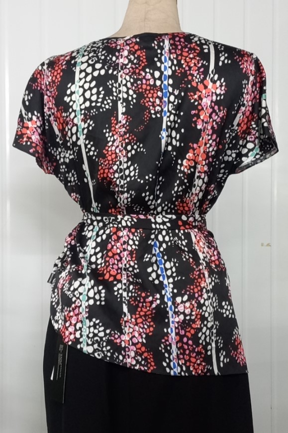 Áo top nền đen họa tiết thắt đai_thumbnail_1