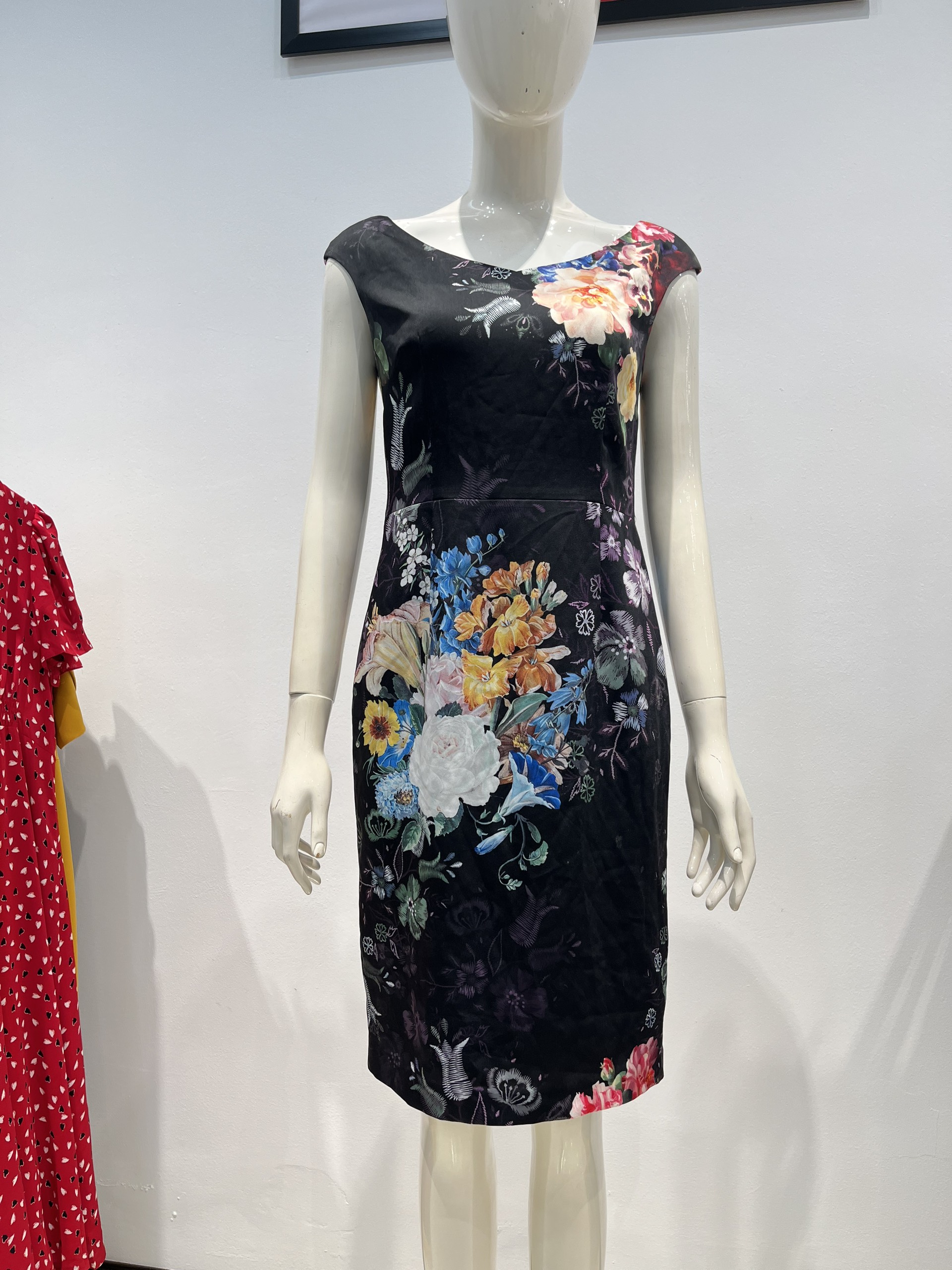 Đầm ôm họa tiết in hoa sát tay