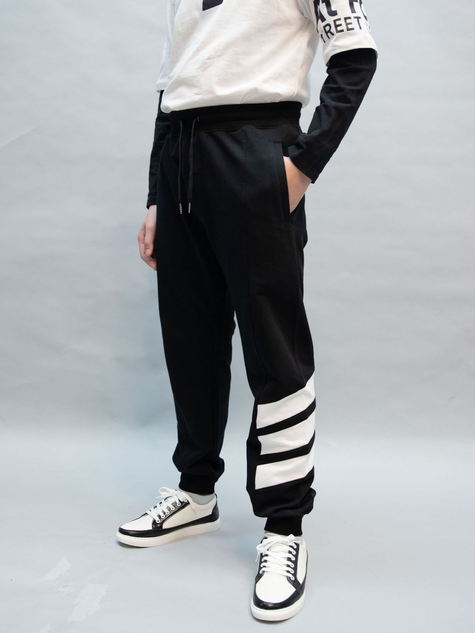 Quần nỉ đen phối 3 vạch trắng chéo gấu_thumbnail_0