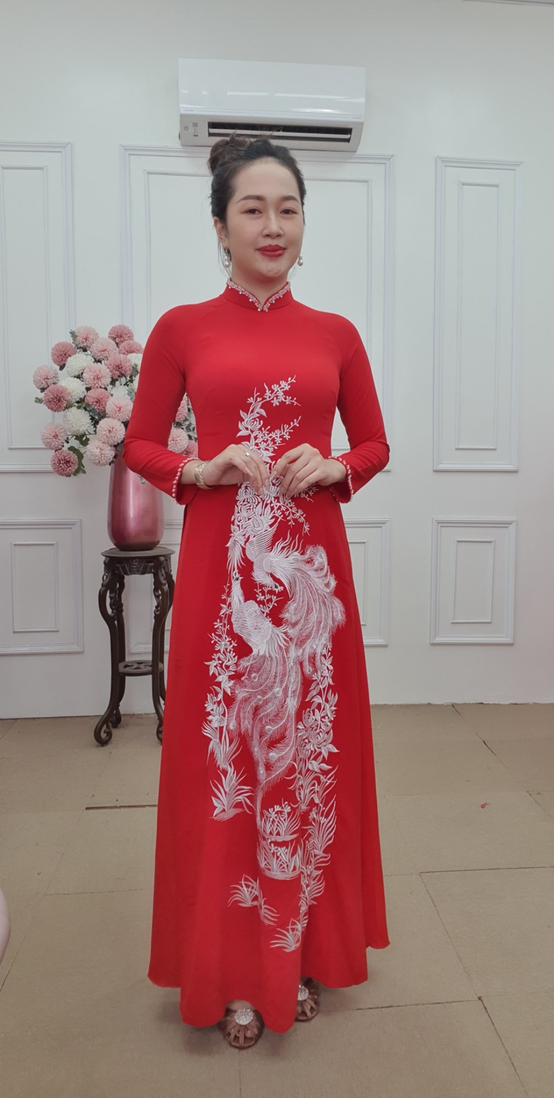 T350 áo dài lụa manggo cổ cao tay dài màu đỏ thêu chim công trắng đính pha Lê ở cổ