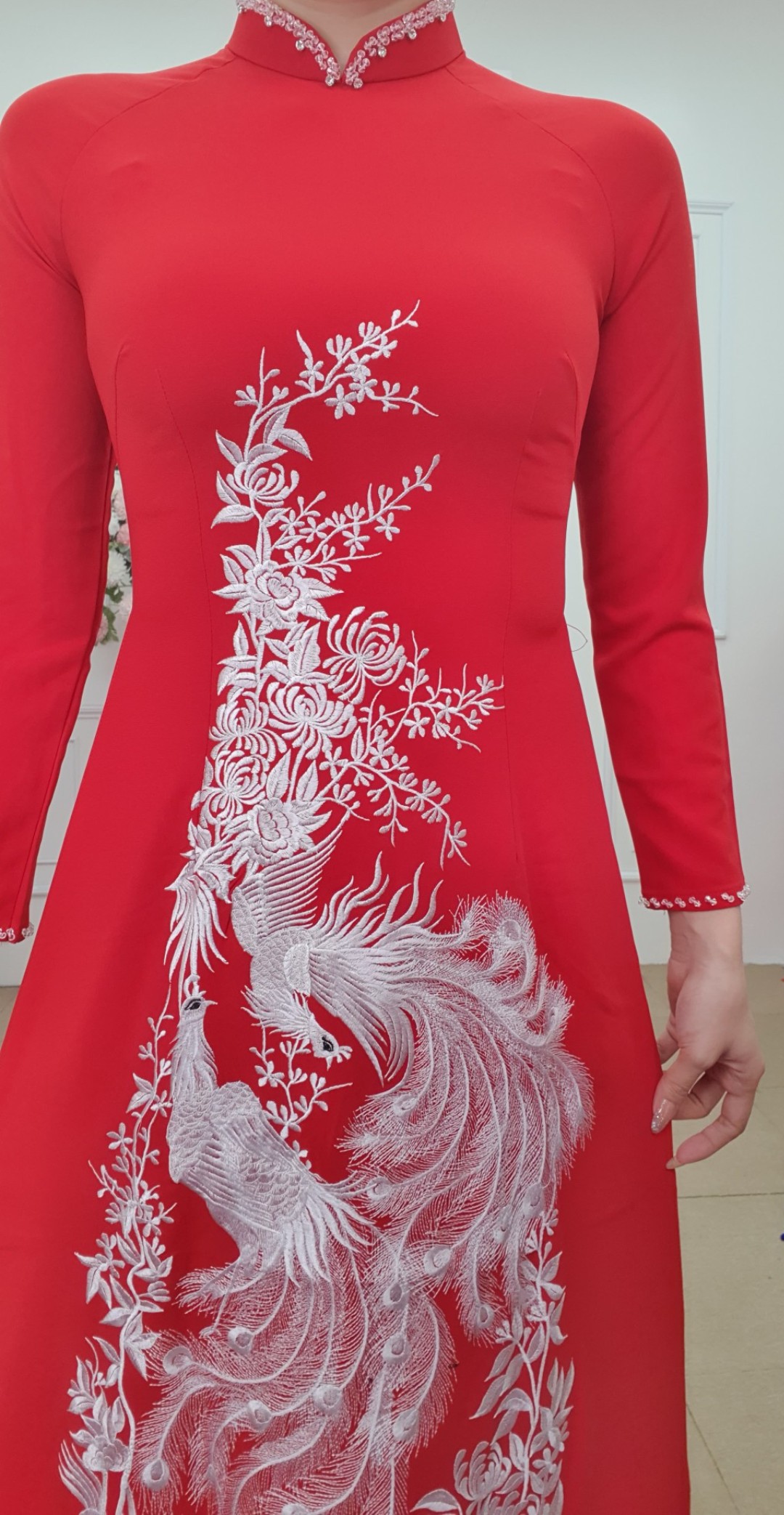 T350 áo dài lụa manggo cổ cao tay dài màu đỏ thêu chim công trắng đính pha Lê ở cổ_thumbnail_2