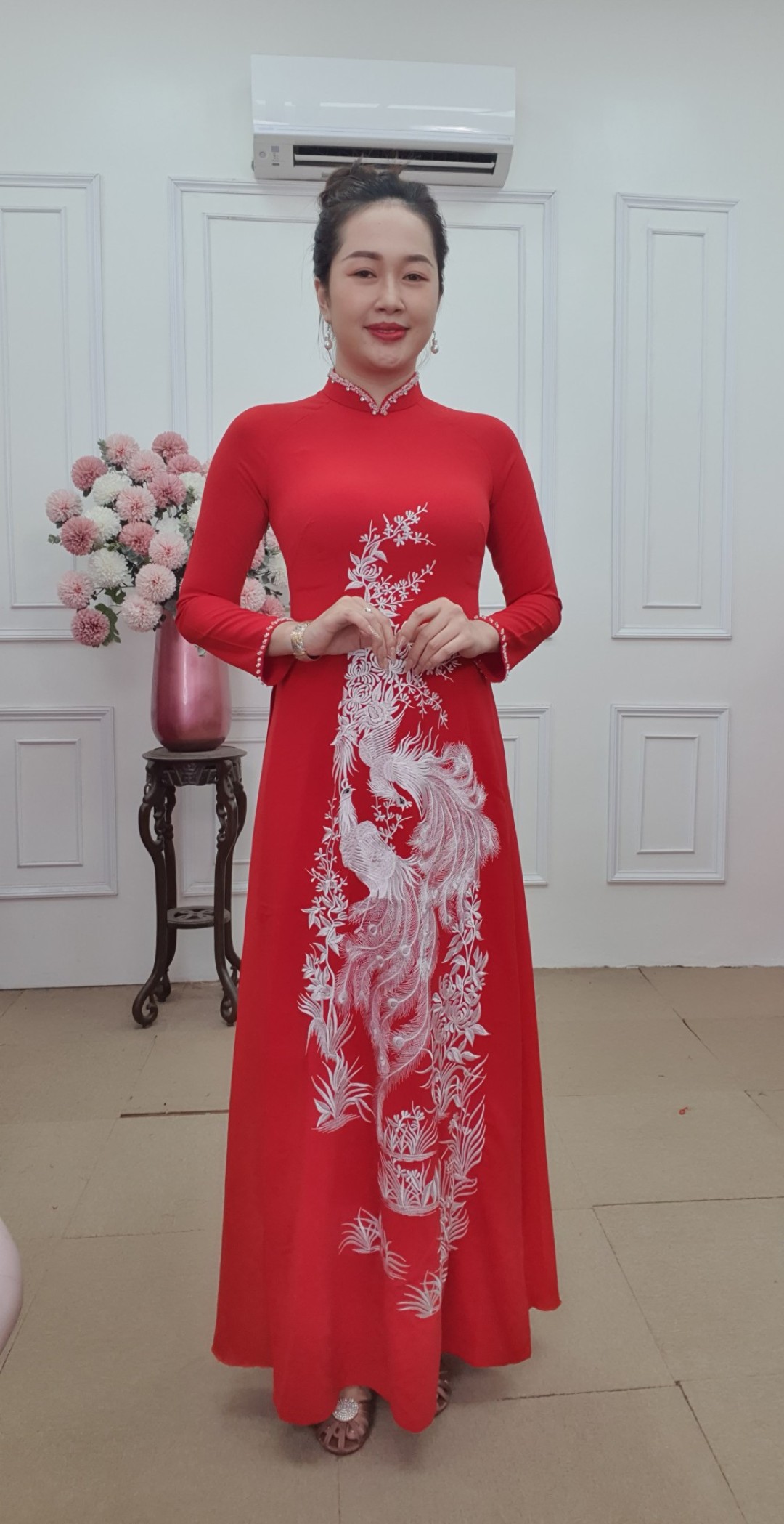 T350 áo dài lụa manggo cổ cao tay dài màu đỏ thêu chim công trắng đính pha Lê ở cổ