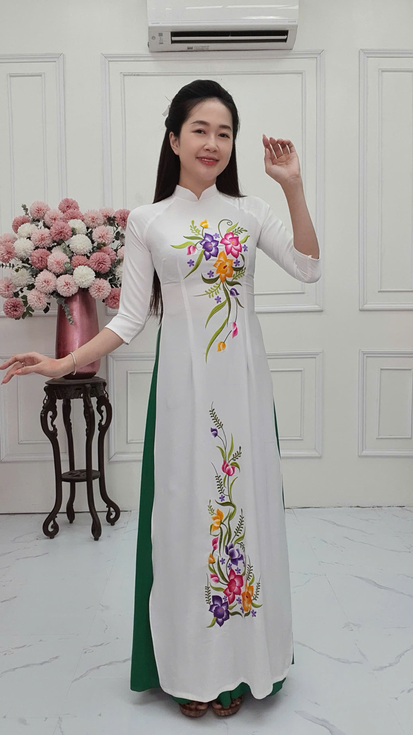 Tặng 271 áo dài lụa mỹ cổ cao tay dài nền trắng thêu hoa ngũ sắc 279k_thumbnail_2