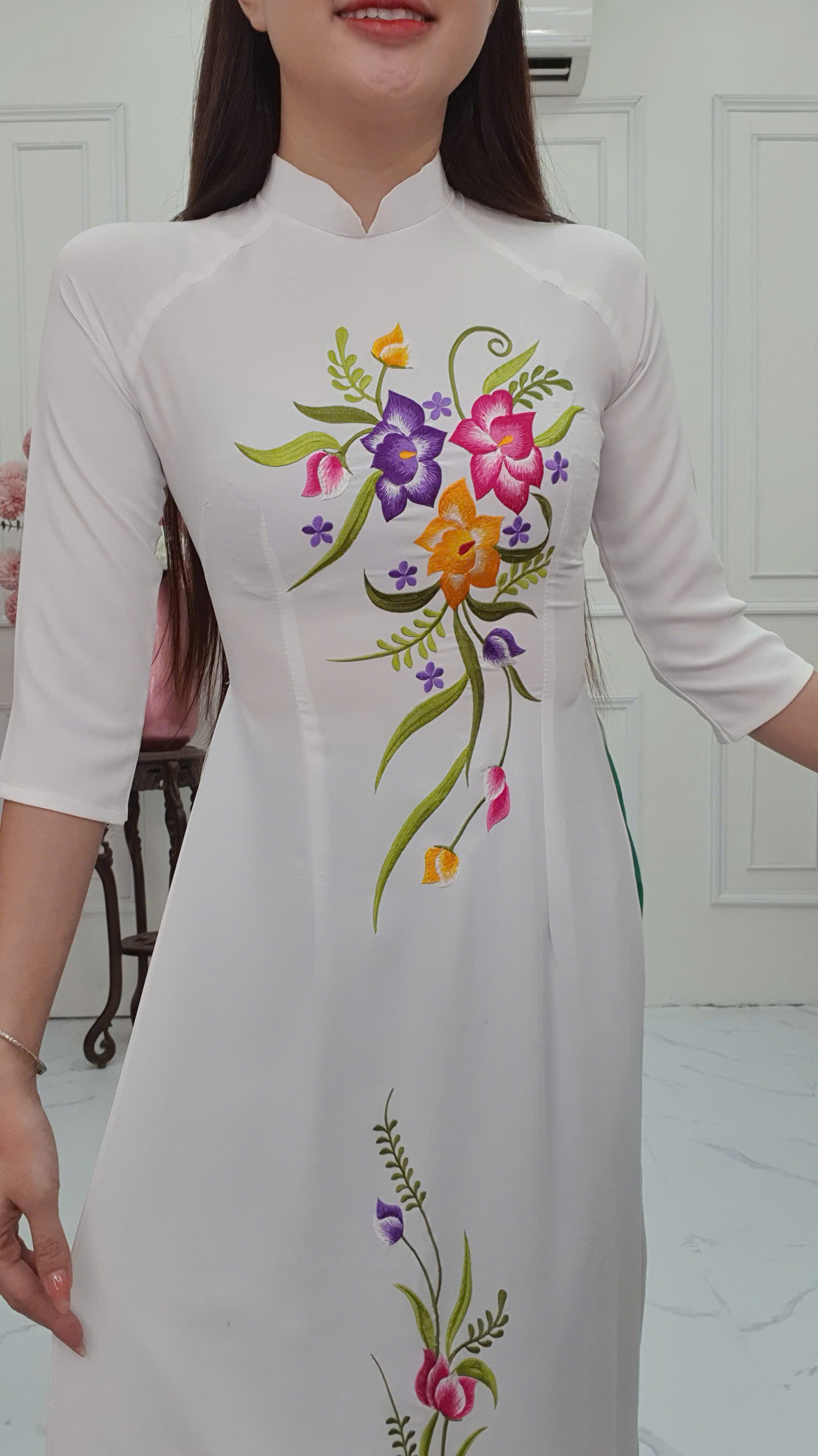 Tặng 271 áo dài lụa mỹ cổ cao tay dài nền trắng thêu hoa ngũ sắc 279k