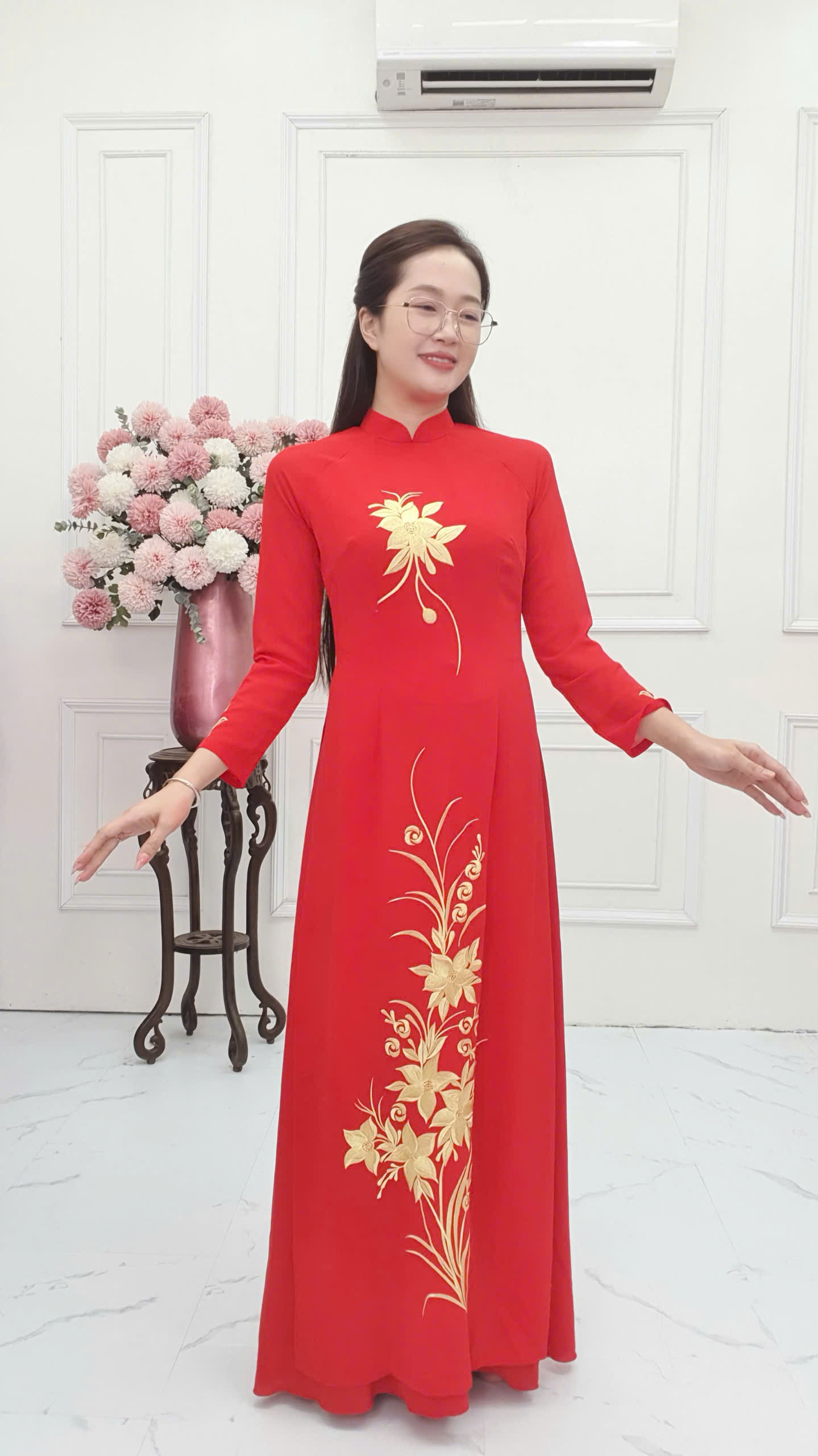 Tặng 260 áo dài cổ cao tay dài lụa chiffon nền đỏ thêu hoa vàng đồng_thumbnail_3